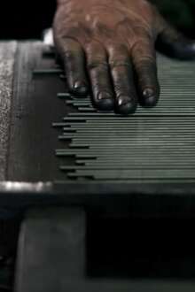 “Começam a ser coisas em vias de extinção”: a única fábrica portuguesa de lápis resiste há mais de um século 